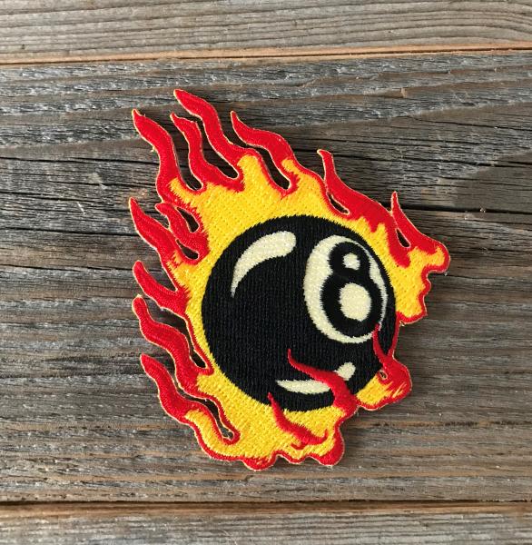 8 Ball mit Flammen